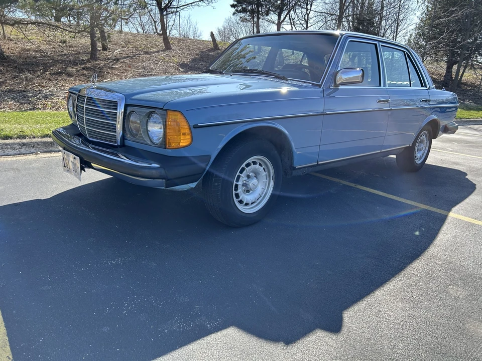 1982 Mercedes-Benz W123 Sedan - Image 7 of 31