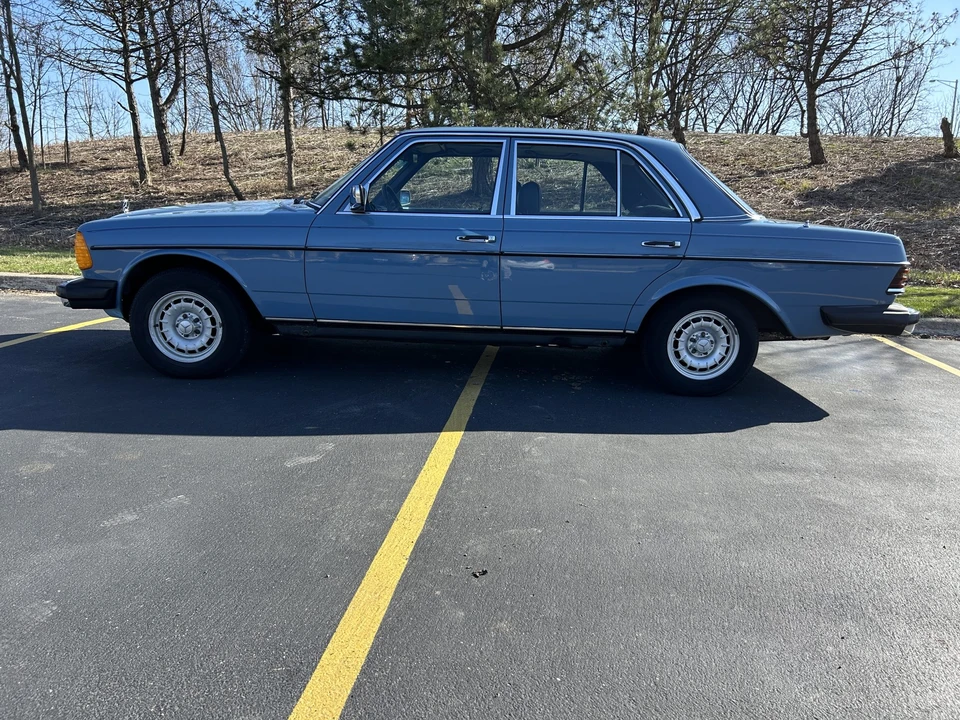 1982 Mercedes-Benz W123 Sedan - Image 13 of 31