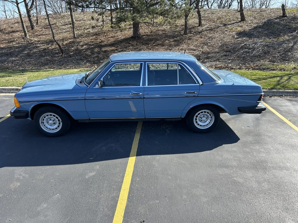 1982 Mercedes-Benz W123 Sedan - Image 11 of 31