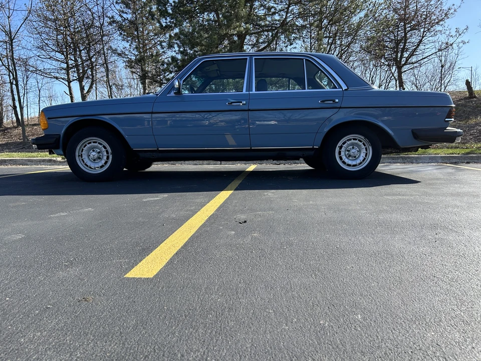 1982 Mercedes-Benz W123 Sedan - Image 12 of 31