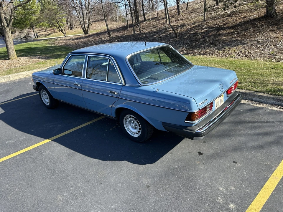 1982 Mercedes-Benz W123 Sedan - Image 14 of 31