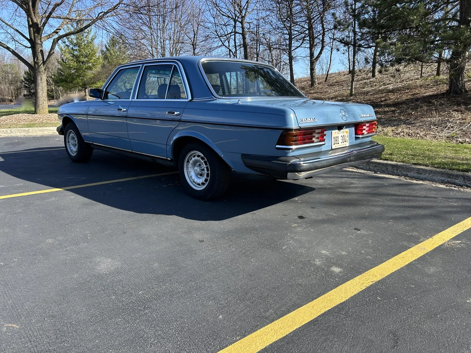 1982 Mercedes-Benz W123 Sedan - Image 15 of 31