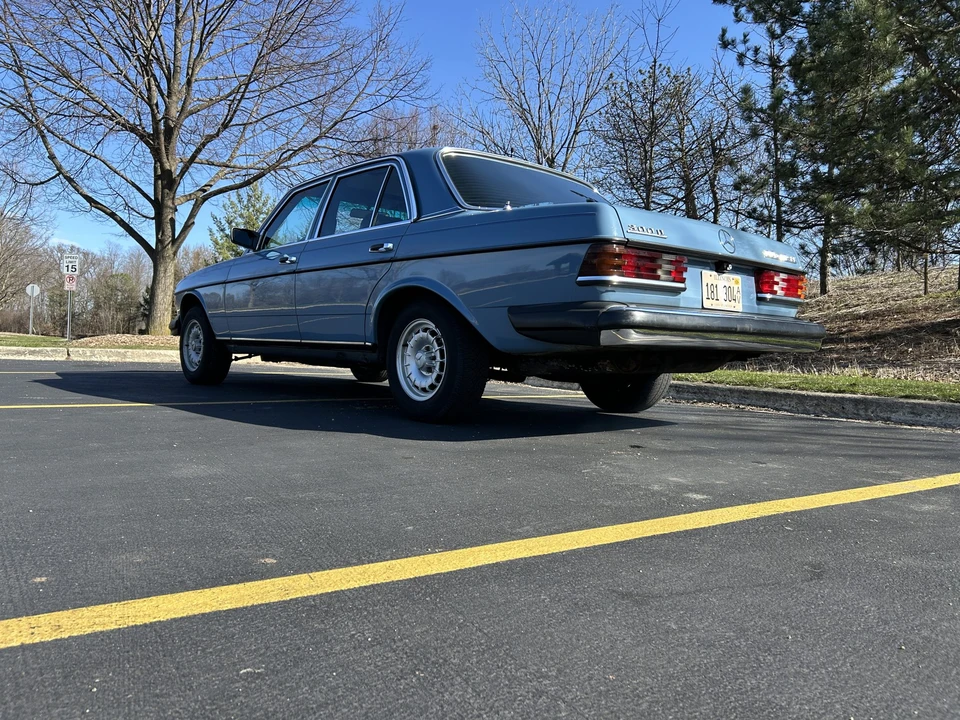 1982 Mercedes-Benz W123 Sedan - Image 16 of 31