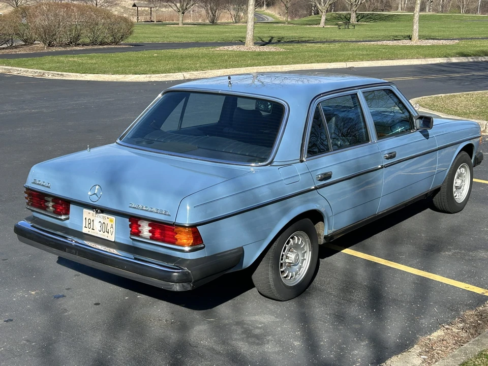 1982 Mercedes-Benz W123 Sedan - Image 24 of 31