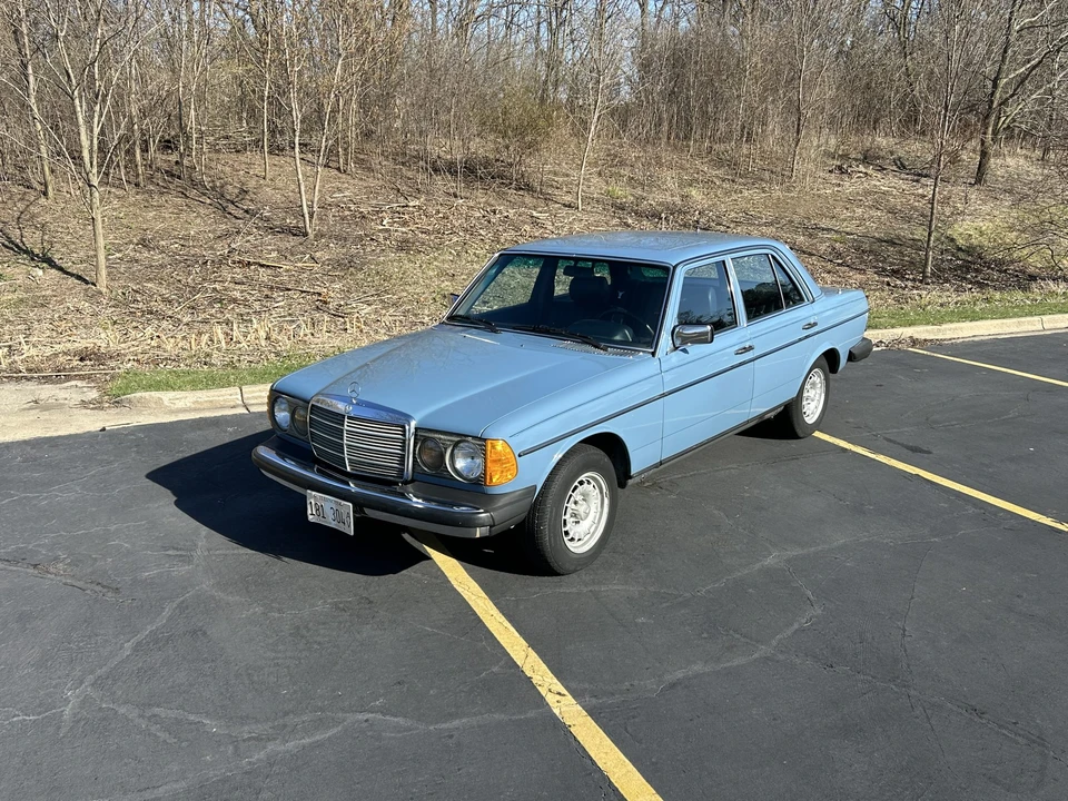 1982 Mercedes-Benz W123 Sedan - Image 4 of 31