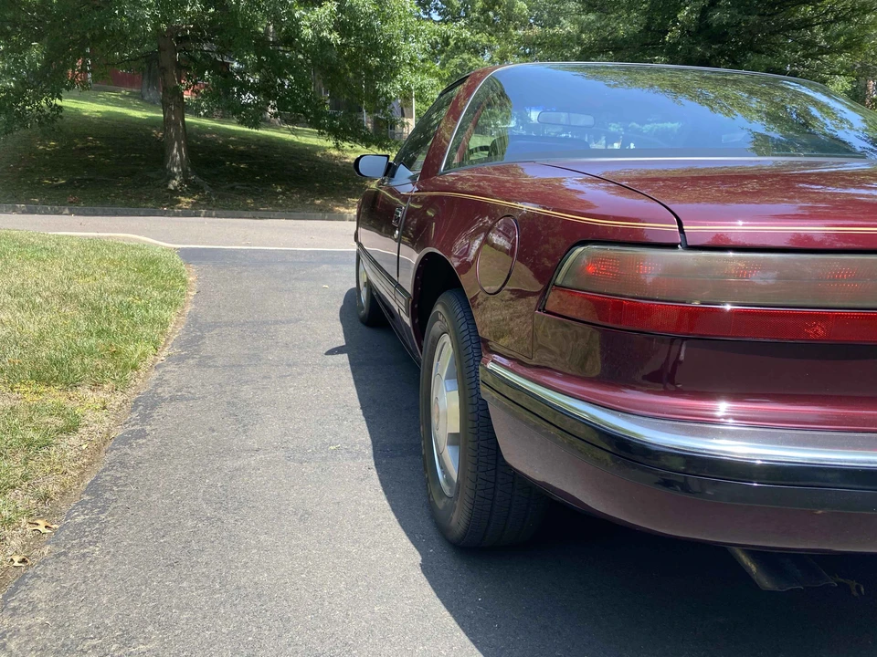 1990 Buick Reatta - Image 24 of 31