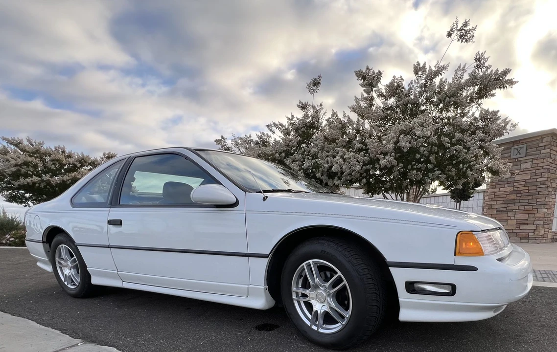 1990 Ford Thunderbird - Image 13 of 31