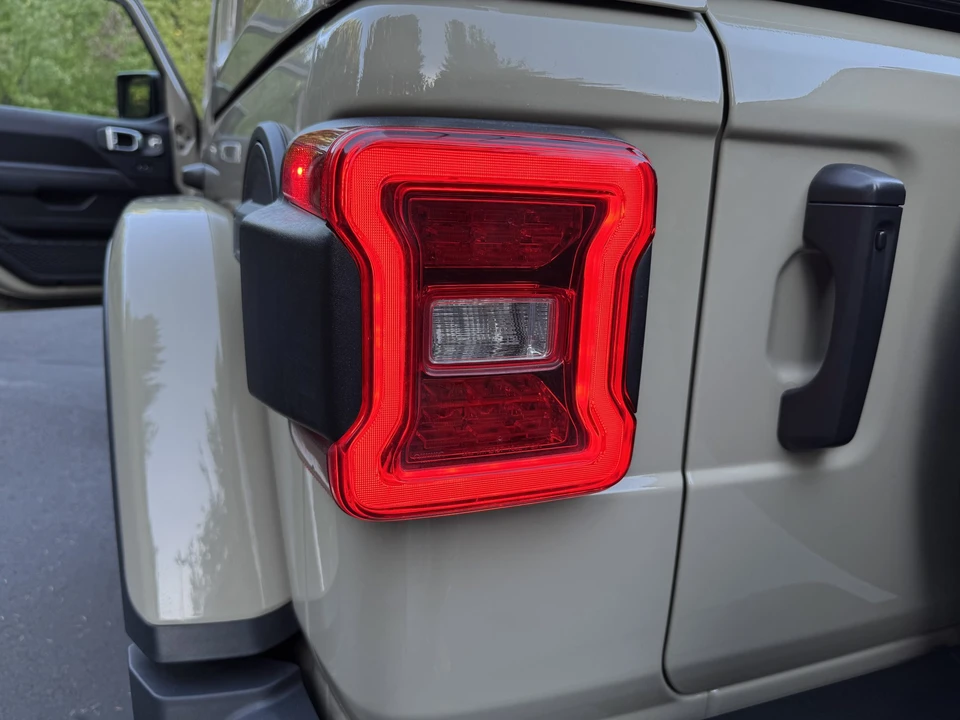 2022 Jeep JL Wrangler - Image 25 of 31