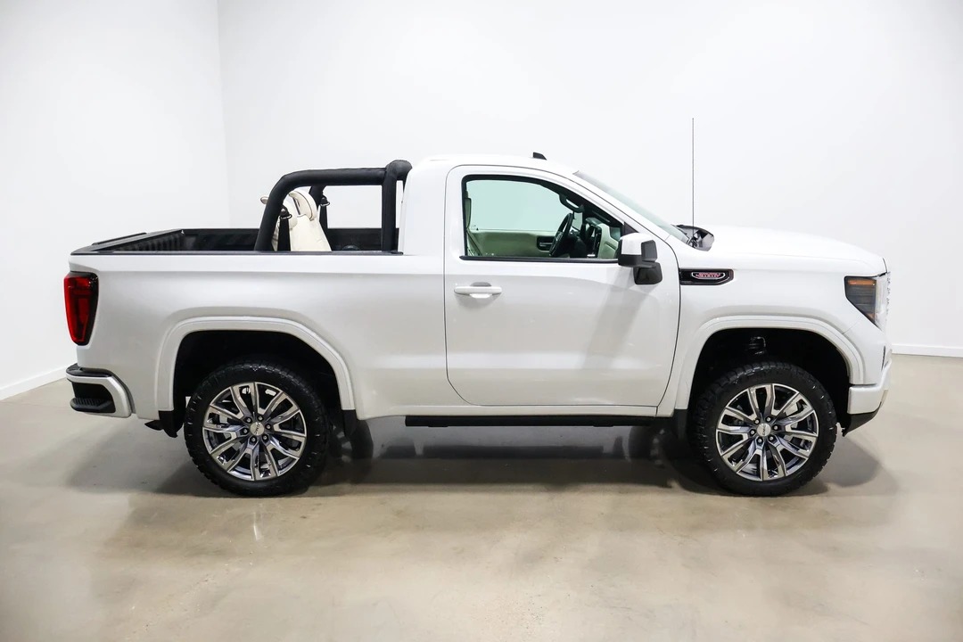 2025 GMC Sierra 5th Gen - Image 13 of 31