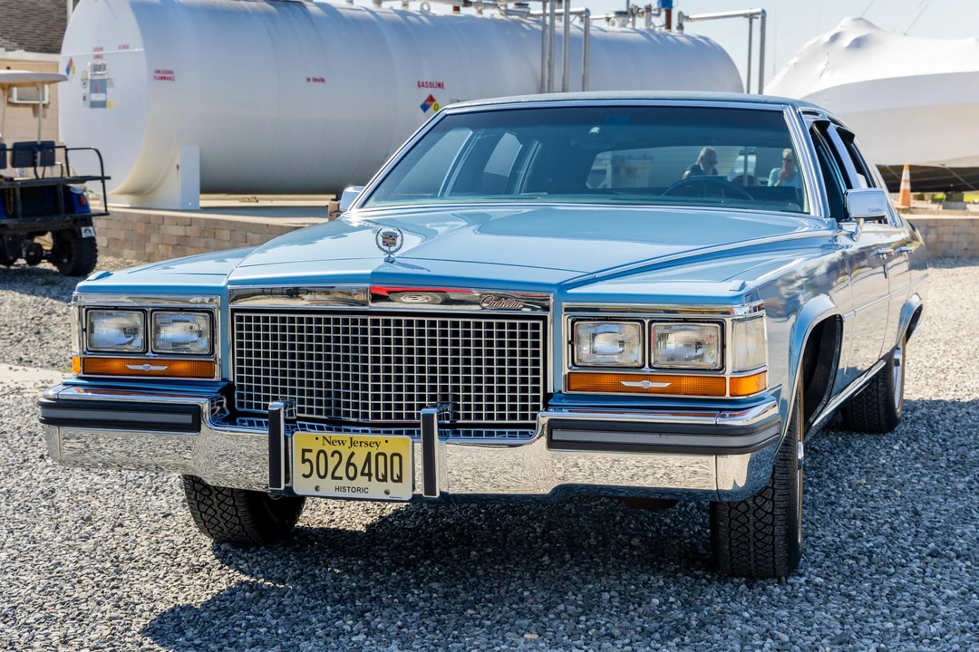 1988 Cadillac Brougham - Image 2 of 31