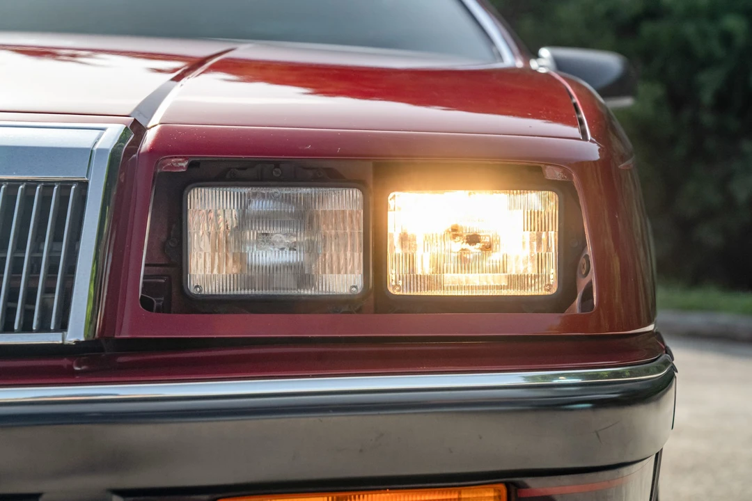 1988 Chrysler LeBaron - Image 27 of 31