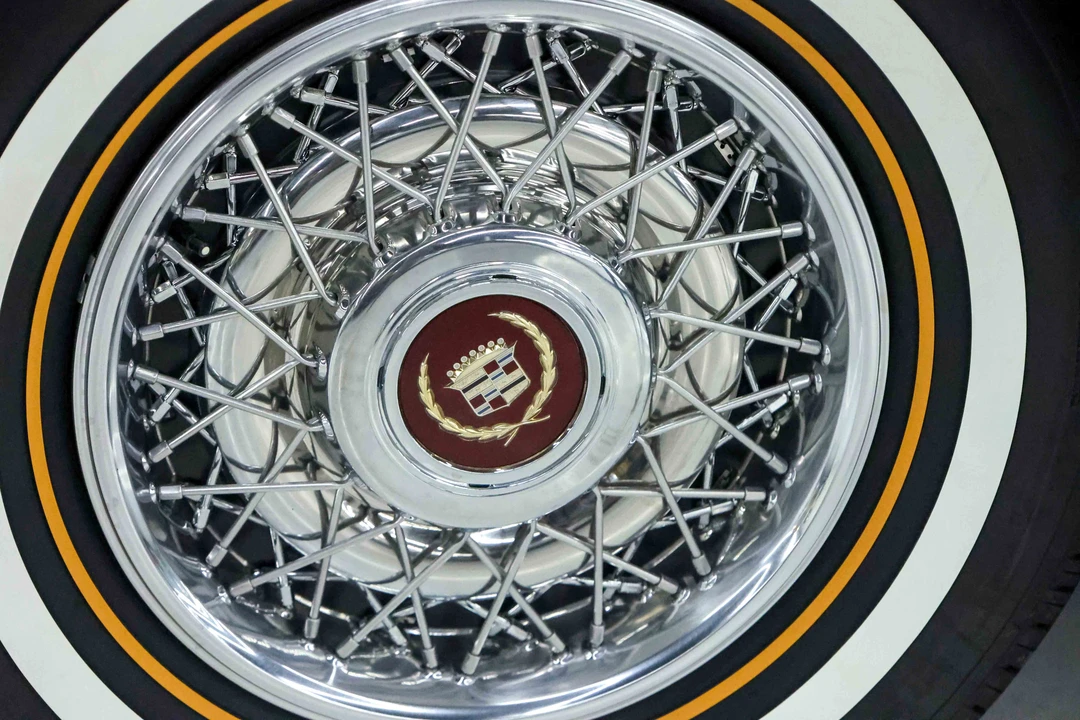 1990 Cadillac Brougham - Image 15 of 31