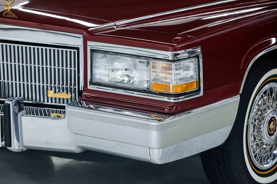 1990 Cadillac Brougham - Image 16 of 31