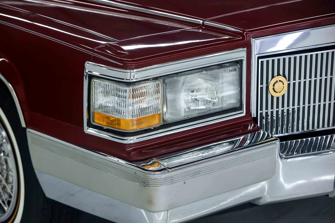 1990 Cadillac Brougham - Image 21 of 31