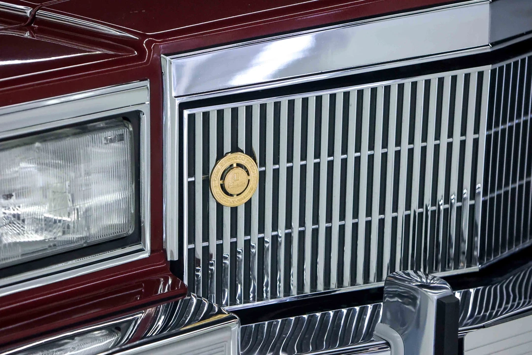 1990 Cadillac Brougham - Image 22 of 31