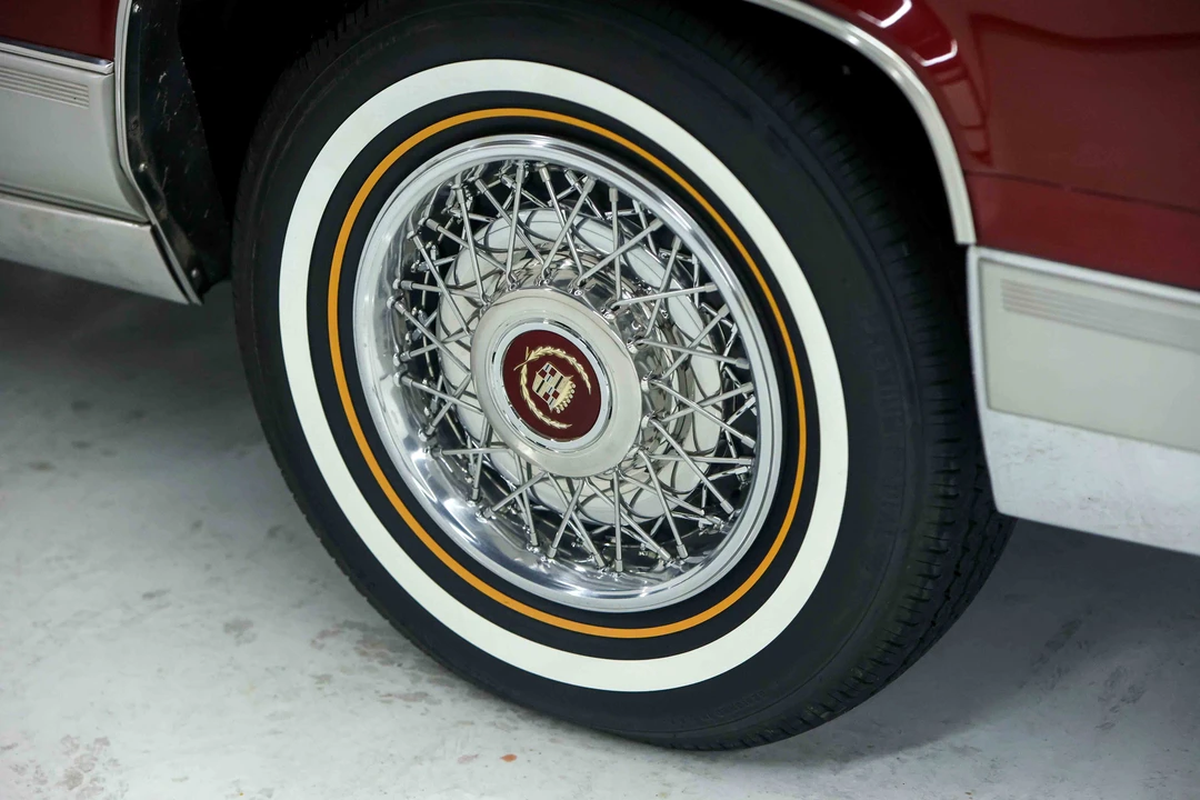 1990 Cadillac Brougham - Image 25 of 31
