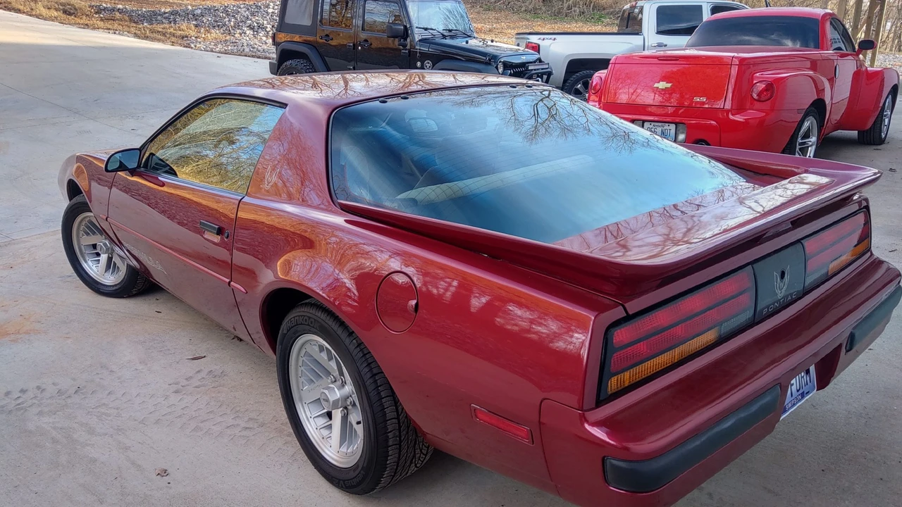 1990 Pontiac Firebird 3rd Gen - Image 10 of 31