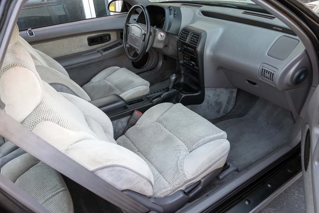 1991 Dodge Daytona - Image 25 of 31