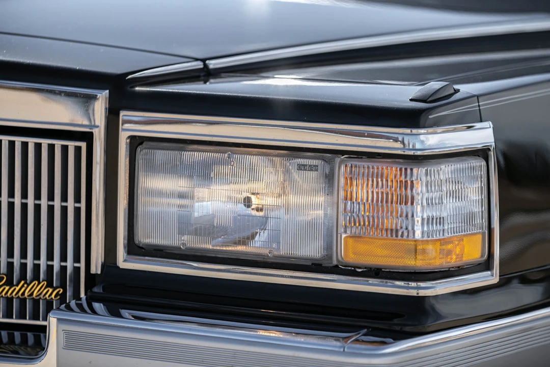 1992 Cadillac Brougham - Image 25 of 31