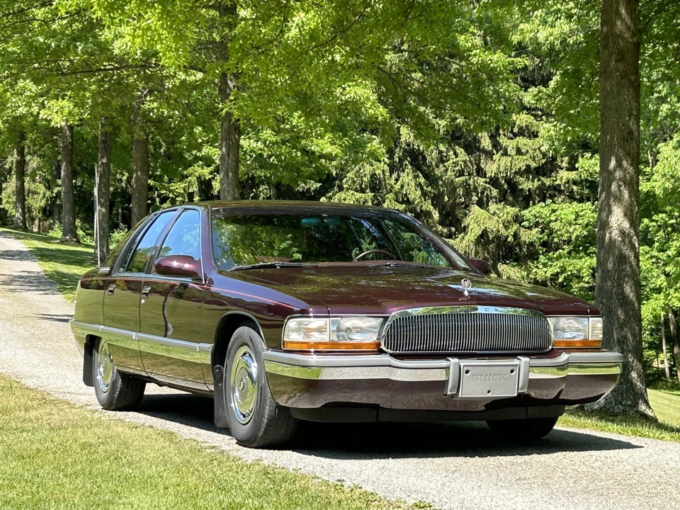 1995 Buick Roadmaster - Image 2 of 31
