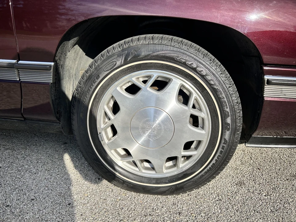 1996 Cadillac DeVille 7th Gen - Image 17 of 31