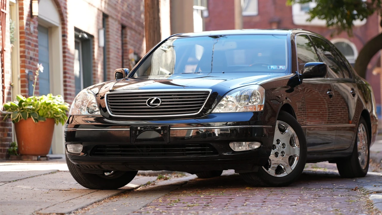 2001 Lexus LS 3rd Gen - Image 3 of 31