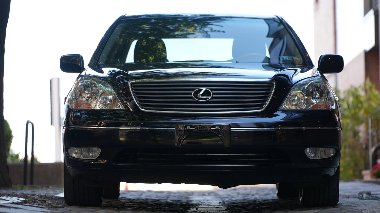 2001 Lexus LS 3rd Gen - Image 4 of 31