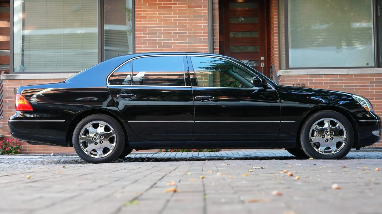 2001 Lexus LS 3rd Gen - Image 7 of 31