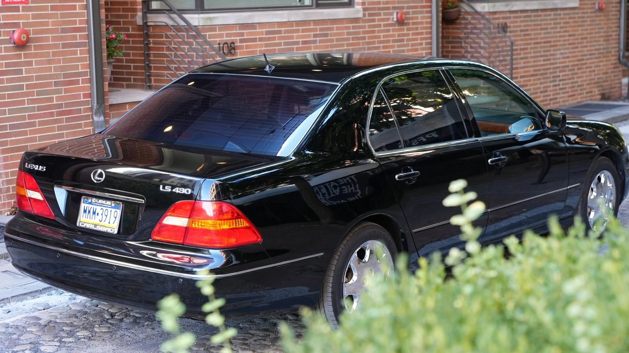 2001 Lexus LS 3rd Gen - Image 8 of 31