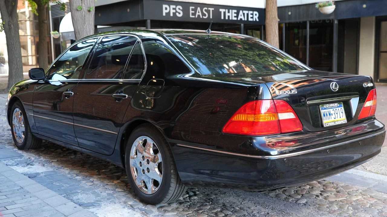 2001 Lexus LS 3rd Gen - Image 11 of 31