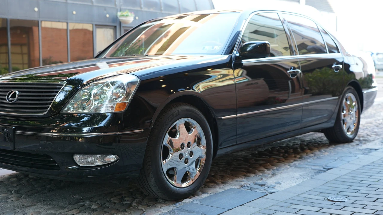 2001 Lexus LS 3rd Gen - Image 15 of 31