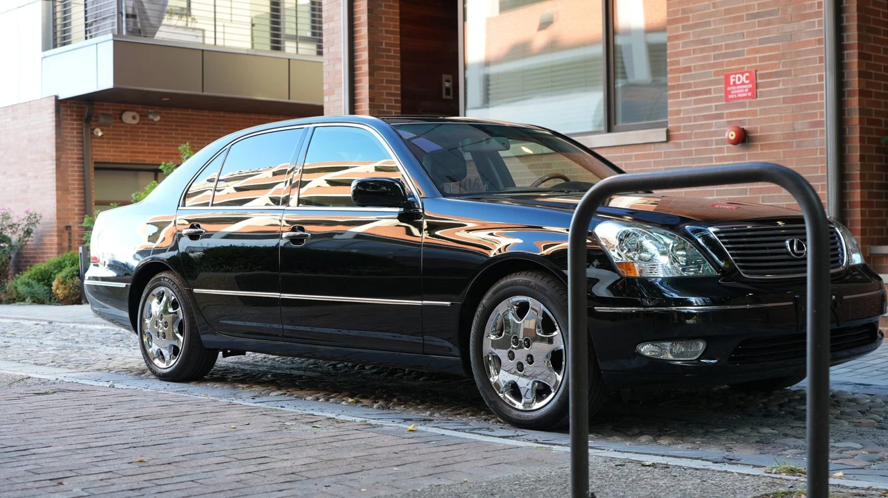 2001 Lexus LS 3rd Gen - Image 6 of 31