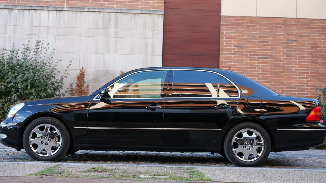 2001 Lexus LS 3rd Gen - Image 13 of 31