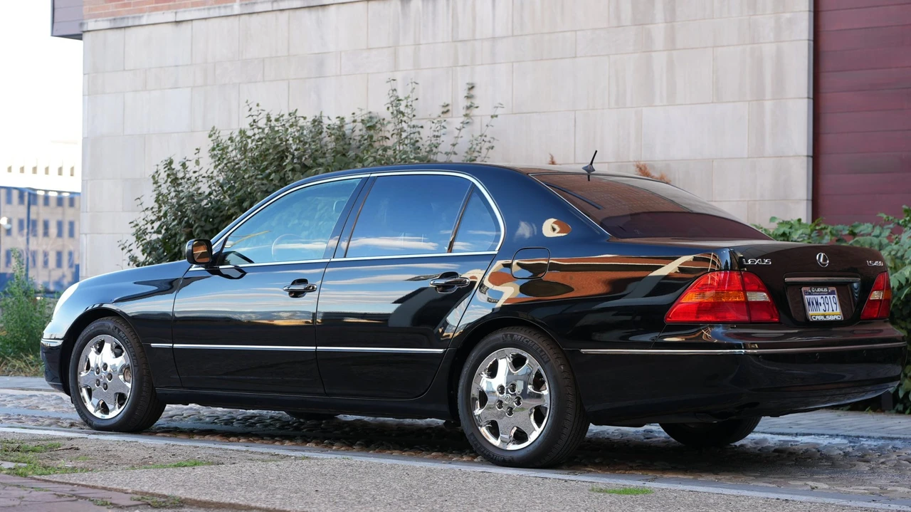 2001 Lexus LS 3rd Gen - Image 12 of 31