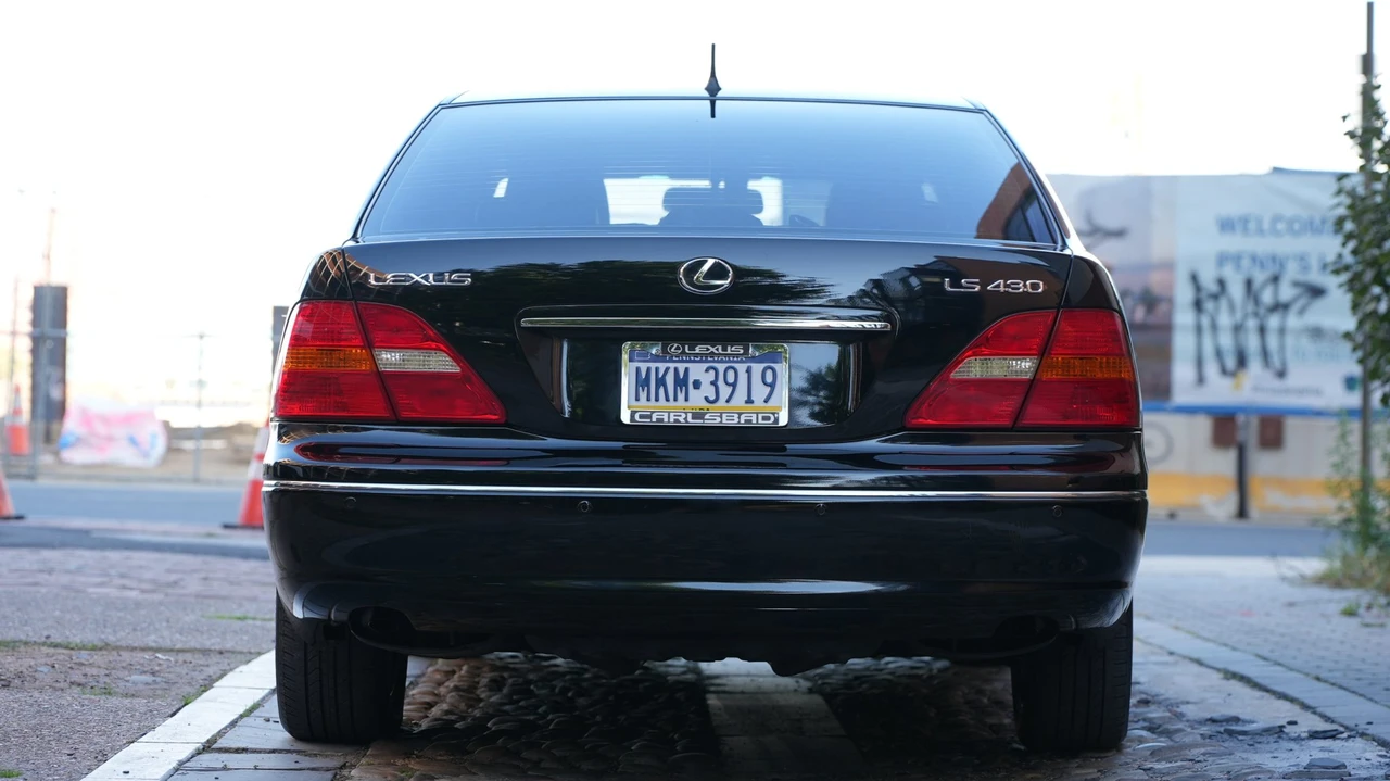 2001 Lexus LS 3rd Gen - Image 9 of 31