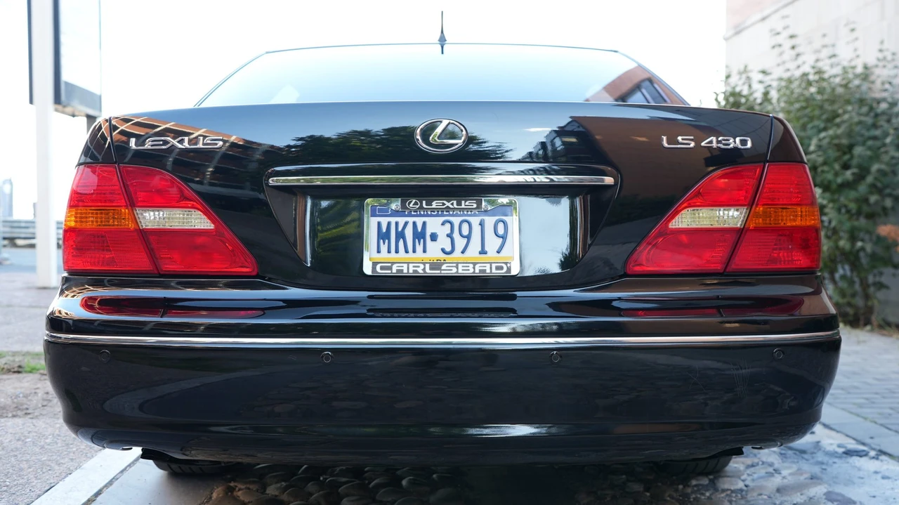 2001 Lexus LS 3rd Gen - Image 10 of 31