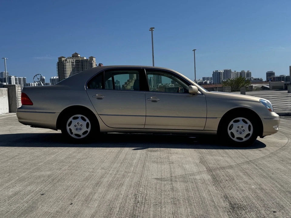 2001 Lexus LS 3rd Gen - Image 17 of 31