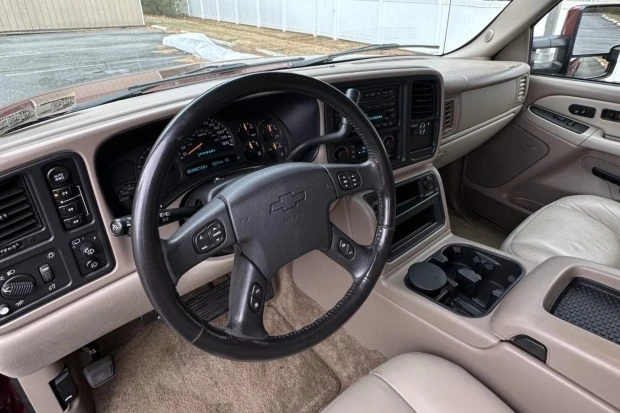 2003 Chevrolet Suburban 9th Gen - Image 5 of 7