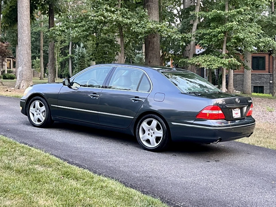 2005 Lexus LS 3rd Gen - Image 15 of 31