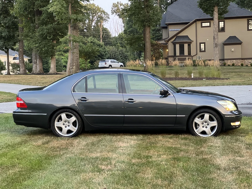 2005 Lexus LS 3rd Gen - Image 23 of 31