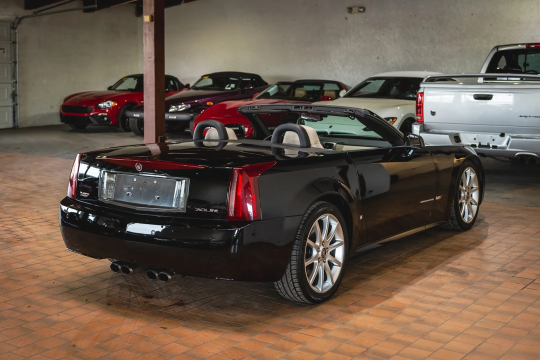 2006 Cadillac XLR-V - Image 17 of 31