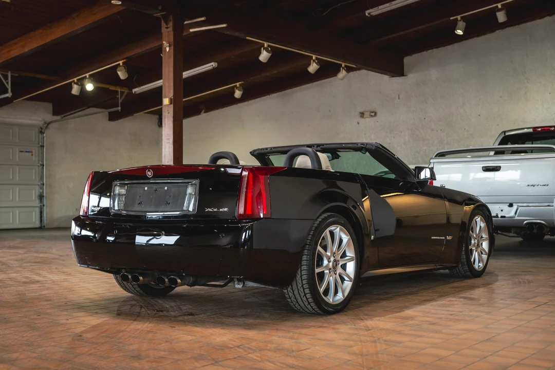 2006 Cadillac XLR-V - Image 18 of 31