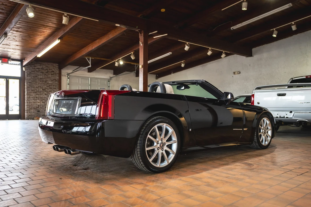 2006 Cadillac XLR-V - Image 19 of 31