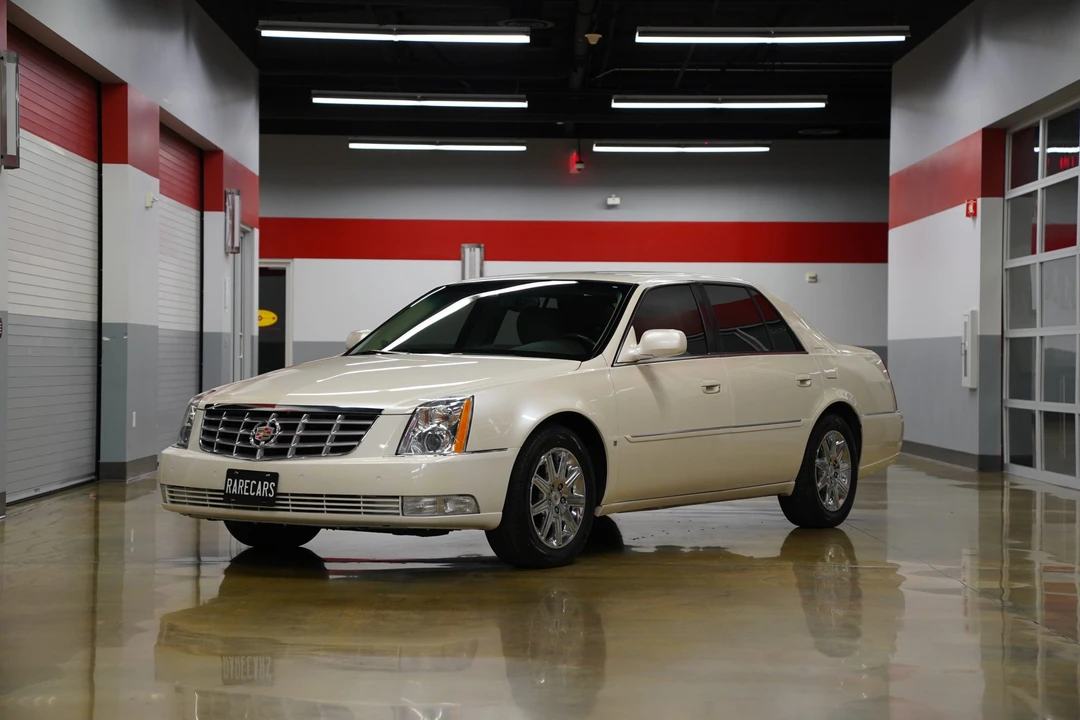 2009 Cadillac DTS - Image 2 of 31