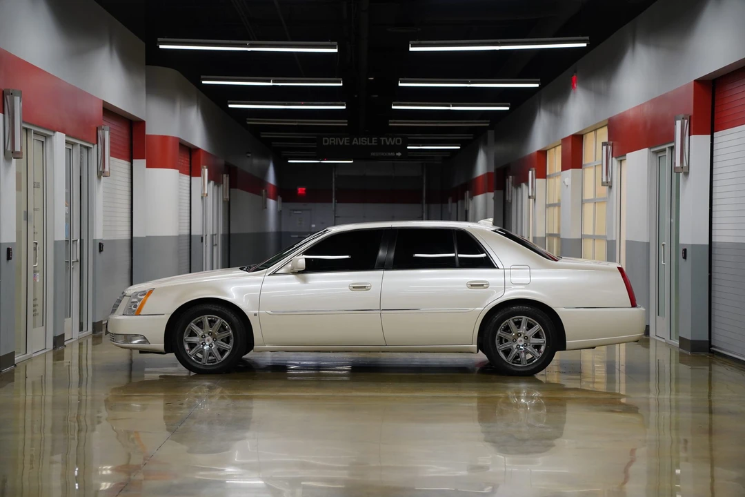 2009 Cadillac DTS - Image 17 of 31