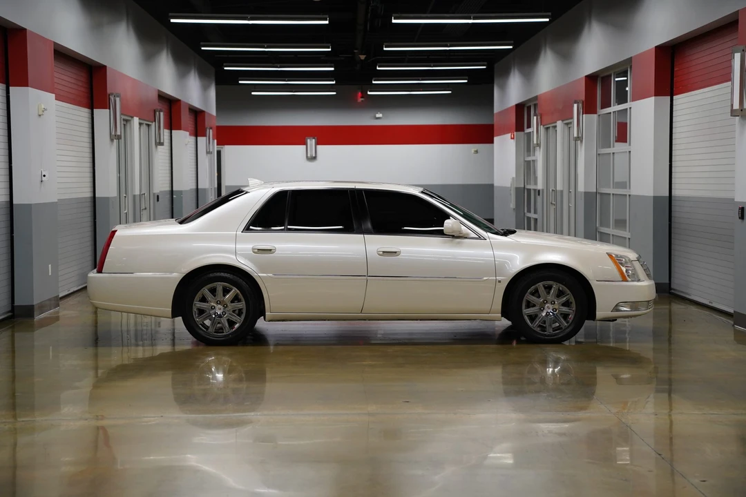 2009 Cadillac DTS - Image 8 of 31