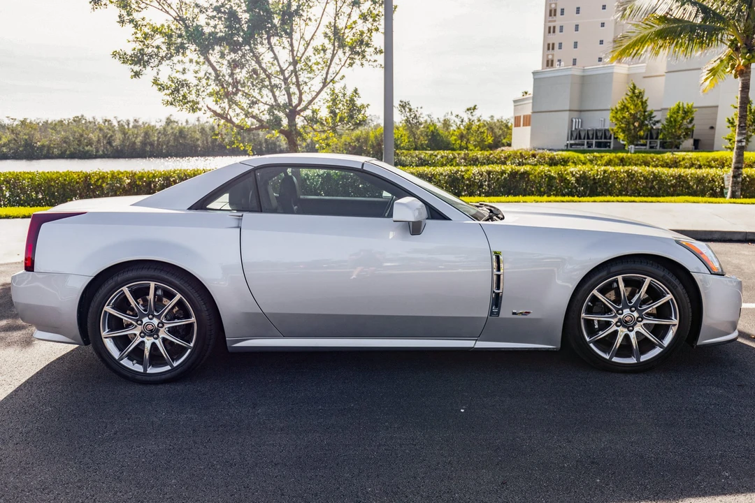 2009 Cadillac XLR-V - Image 12 of 31