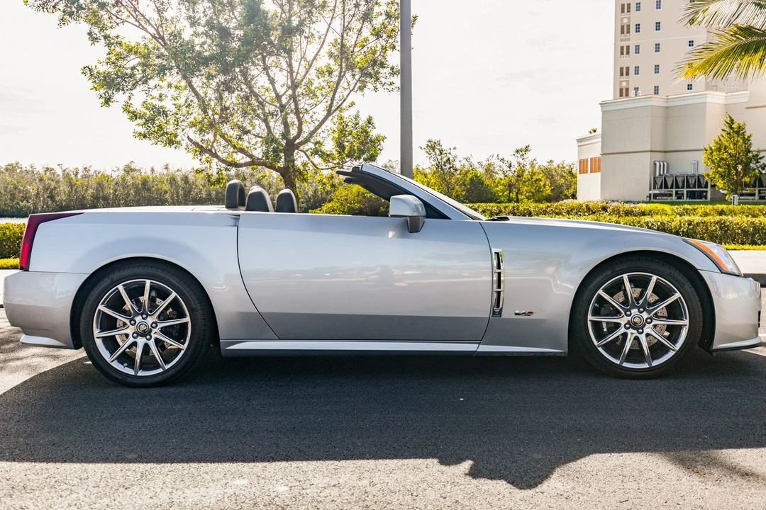 2009 Cadillac XLR-V - Image 4 of 31