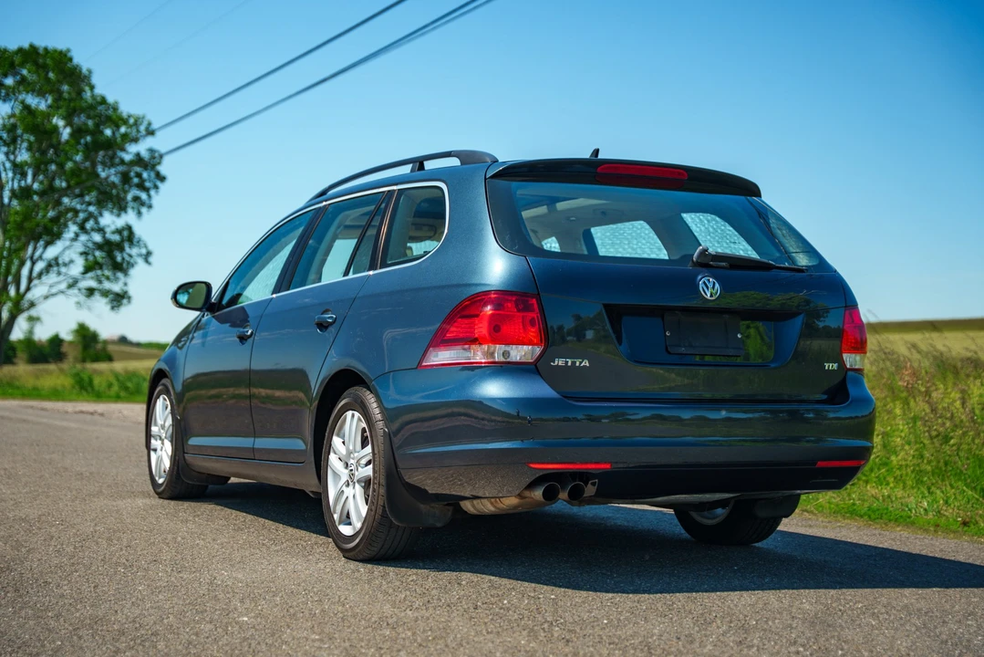 2010 Volkswagen A5 Jetta - Image 14 of 31