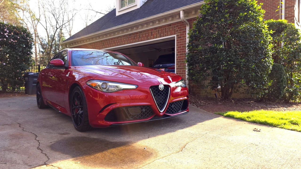 2017 Alfa Romeo Giulia Quadrifoglio - Image 17 of 31